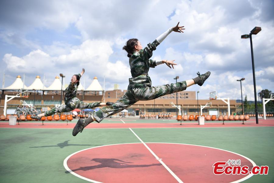 Freshman students from the Yunnan Arts University pose for photos during a compulsory military training in Kunming City, Southwest China\'s Yunnan Province, Sept. 6, 2018. Military training, compulsory for freshmen in China\'s colleges, includes a diverse range of programs. (Photo: China News Service/Liu Ranyang)