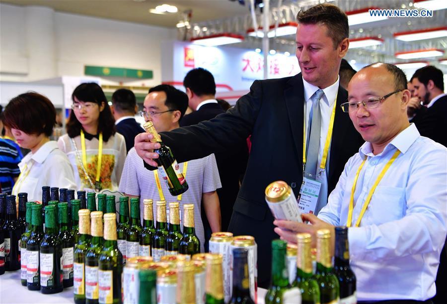 An exhibitor promotes beer from the Czech Republic at the 20th China International Fair for Investment and Trade in Xiamen, southeast China\'s Fujian Province, Sept. 8, 2018. (Xinhua/Wei Peiquan)