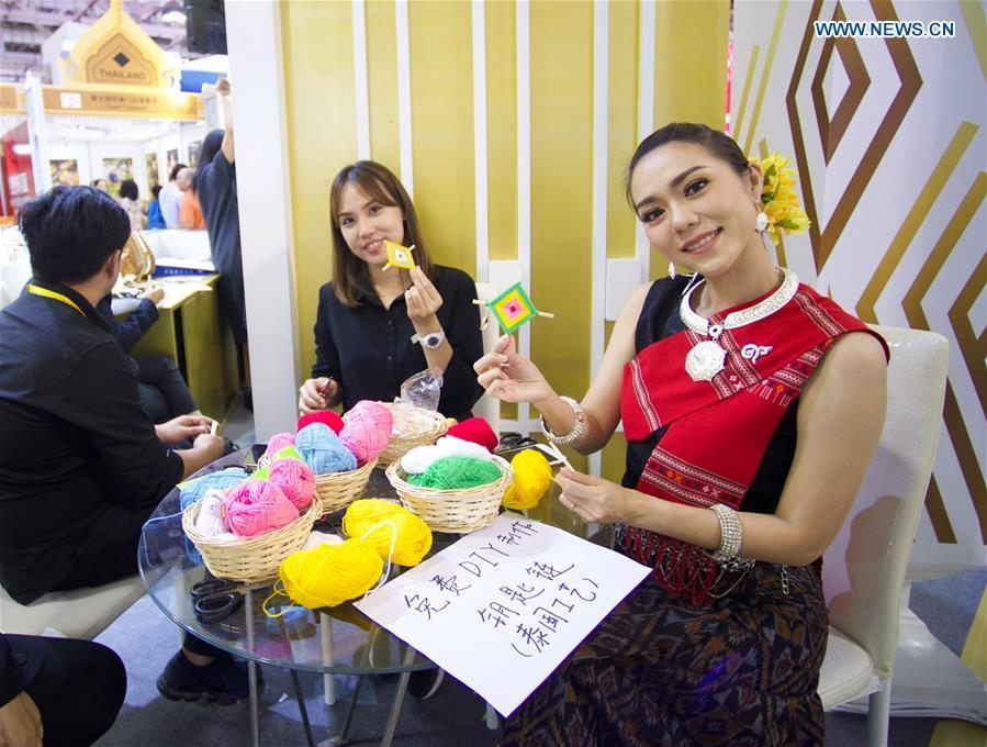 Exhibitors from Thailand show their weaved artifacts at the 20th China International Fair for Investment and Trade in Xiamen, southeast China\'s Fujian Province, Sept. 8, 2018. (Xinhua/Jiang Kehong)