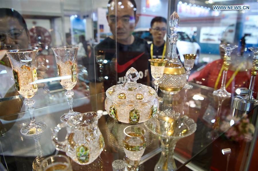 Visitors look at the Czech crystal artifacts at the 20th China International Fair for Investment and Trade in Xiamen, southeast China\'s Fujian Province, Sept. 8, 2018. (Xinhua/Jiang Kehong)
