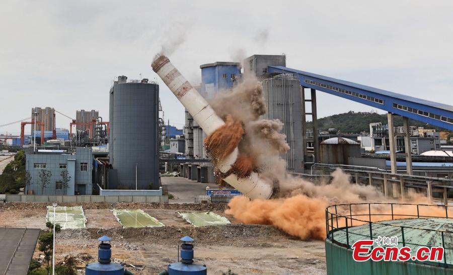 An explosion destroys a chimney at a thermal power plant in Yichang City, Central China’s Hubei Province, Sept. 9, 2018. Yichang, located on the border of the upper and middle reaches of the Yangtze River, is closing chemical plants along China’s longest river to improve its environmental protection. The city plans to shut down, upgrade or relocate a total of 134 chemical plants by 2020 in the ecological preservation campaign. (Photo/China News Service)