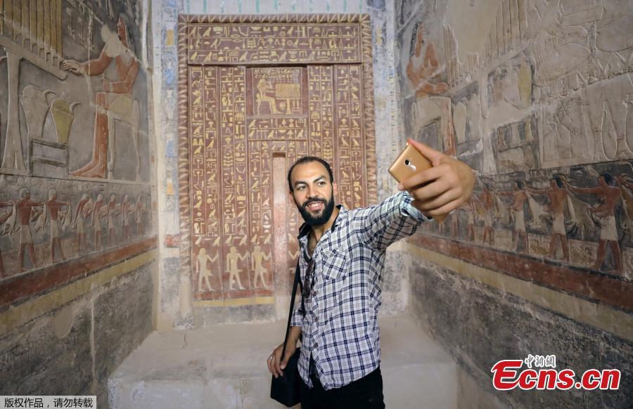 A man takes a selfie in a chamber of the tomb of Mehu, after it was opened for the public at Saqqara area near Egypt\'s Saqqara necropolis, in Giza, Egypt September 8, 2018. (Photo/Agencies)