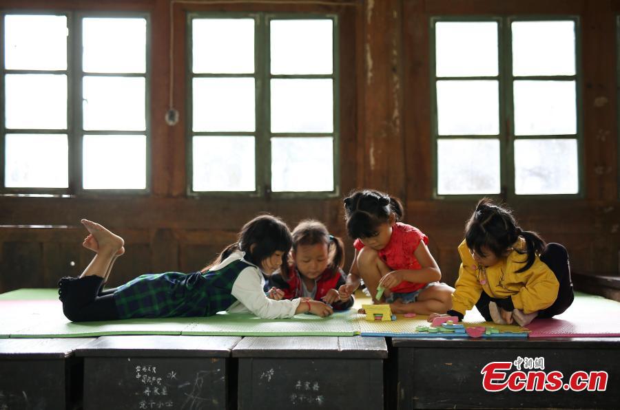 Wang Fangying (L), a first grader, plays with other children at a school in Danggan Village, Paitiao Town, Guizhou Province, Sept. 7, 2018. Yang, 40, is the only teacher in the school that has one first grader and seven pre-school children from nearby villages. If not for the school, children would have to travel to a town more than 20 kilometers away to study. (Photo: China News Service/Huang Xiaohai)