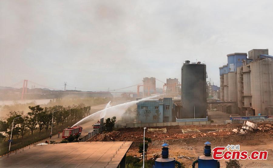 An explosion destroys a chimney at a thermal power plant in Yichang City, Central China’s Hubei Province, Sept. 9, 2018. Yichang, located on the border of the upper and middle reaches of the Yangtze River, is closing chemical plants along China’s longest river to improve its environmental protection. The city plans to shut down, upgrade or relocate a total of 134 chemical plants by 2020 in the ecological preservation campaign. (Photo/China News Service)