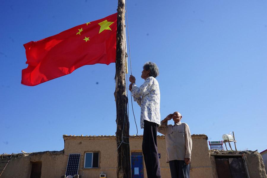 Wei Deyou and his wife. (Photo provided to China Daily)
The blizzard showed no sign of stopping as night fell. Groping in the dark and with his energy just about drained, Wei saw a faint light flickering ahead.
He pulled out the emergency flashlight in his pocket and flashed it toward the light. It came from soldiers on duty at the border post, and they found him, saving his life.
Wei has maintained his dangerous daily routine for 54 years. He leaves home every morning with three necessities - a pair of old binoculars, a rusty kettle and a radio - and sets out on the same path that has broken 50 previous radios.
His children grew up and left home to build their own lives. Only Wei and his wife stayed put.
Over the past five decades, Wei has successfully dissuaded thousands of people from crossing the border illegally and helped return tens of thousands of livestock.