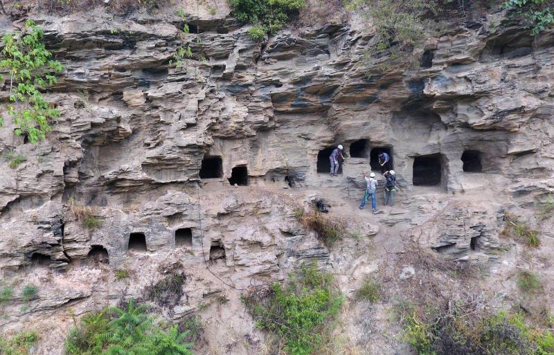 Archaeological workers access the excavation area on a cliff by rock climbing to the site in Yangpitan, Yunxi county, Central China\'s Hubei Province. (Photo by Zhang Jianbo for chinadaily.com.cn)
Recently, 37 ancient rock tombs were discovered in Yangpitan, Yunxi county, Central China\'s Hubei Province.
This is the first time for archaeological workers to carry out large-scale archaeological excavations by rock climbing along the Hanjiang River, Central China\'s Hubei Province.
From the 37 tombs, human bones, and items from the Tang Dynasty (618-907), such as copper coins, material beads, celadon fragments and inscription bricks, have been unearthed.