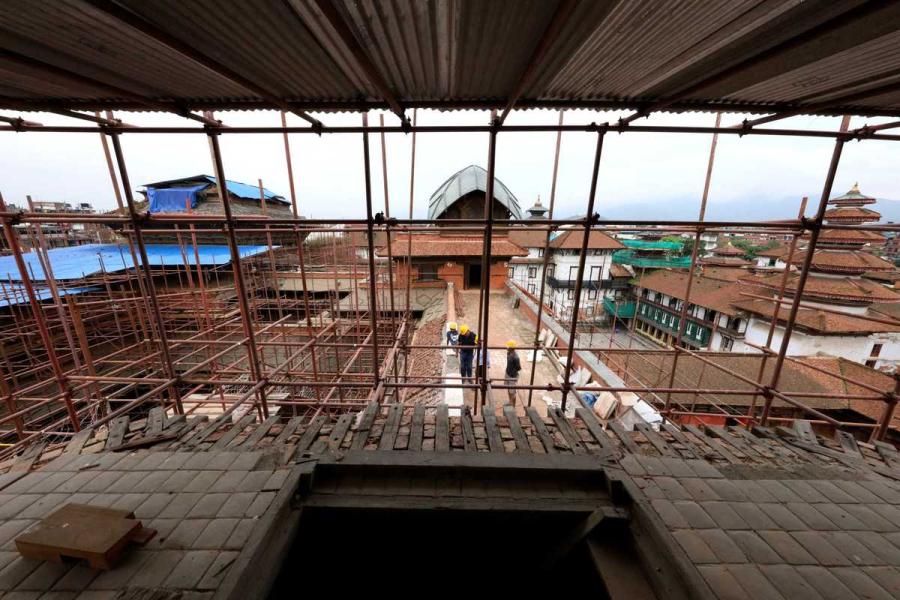 Restoration work on the nine-story Basantapur Tower in Kathmandu, the capital of Nepal, began last year and is scheduled to last for five years. (Photo/China Daily)
More projects on the way
More places in Asia are now benefiting from the academy\'s expertise.
On April 25, 2015, a devastating earthquake hit Nepal, leaving the World Heritage sites there in danger. According to research by the academy, 17 percent of the architecture in Kathmandu Durbar Square in the Nepalese capital collapsed or was destroyed by the quake. When UNESCO called for different countries to join hands to restore the relics, China responded quickly.
Restoration of the nine-story Basantapur Tower, which dates to 1770, began last year and is scheduled to last for five years. The site, covering 5,600 sq m, housed a former royal palace, but the tower was in ruins when Yuan arrived.
\