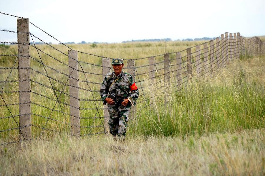 Wei Deyou patrols along the border. (Photo provided to China Daily)
A wife, a radio and a herd of sheep are 78-year-old Wei Deyou\'s only companions on a vast, barren prairie called Sarbulak in China\'s northwestern Xinjiang Uygur autonomous region.
Stretching straight to the horizon, Sarbulak, near the border with Kazakhstan, has been Wei\'s home for most of his life because of a commitment he made 54 years ago.
Wei traveled to Xinjiang from Beijing in April 1964 with comrades in the Xinjiang Production and Construction Corps to take on the mission of guarding the border.
There were many ways to fulfill the mission, but Wei picked herding livestock, tiresome work shunned by most others.
Choosing to run the animals meant waking up at sunrise and patrolling 20 kilometers of border. Swarms of gadflies and mosquitoes stung him through his clothes in summer, and blizzards piled up meter-deep snowdrifts that made every step difficult in winter.
