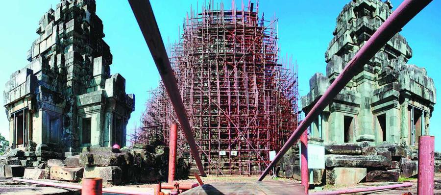 The Ta Keo Temple at the Angkor complex is being renovated by Chinese workers. (Photo/China Daily)
Step by step
Ta Keo is not the first site at the Angkor complex to be restored by Chinese.
From 1998 to 2008, the academy restored Chau Say Tevoda, a smaller temple covering 1,600 sq m. This was the first time China had been involved in international cooperation to conserve cultural heritage.
Chai Xiaoming, director of the academy, said China at that time was not experienced enough to take on a major project such as Ta Keo. ICC-Angkor was presided over by France and Japan, and both countries were given several major sites to restore, as were other Western countries such as Germany and the United States.
\