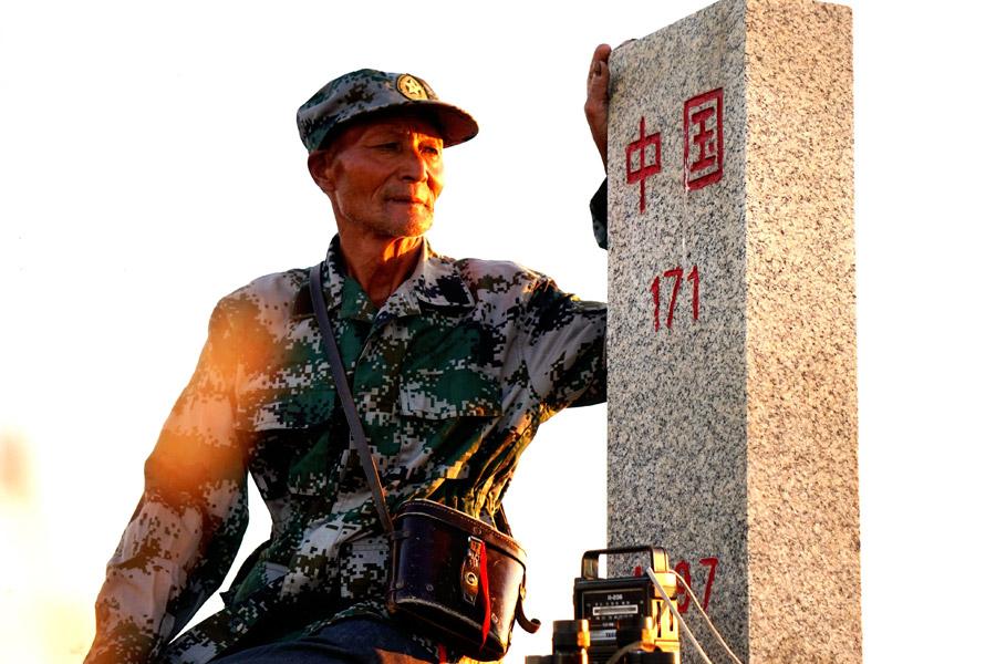 Wei Deyou patrols along the border. (Photo provided to China Daily)
\
