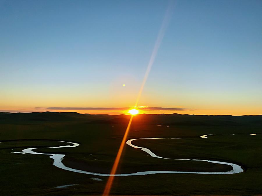 The Hulunbuir Grassland in North China\'s Inner Mongolia autonomous region is an ideal destination to enjoy autumn landscape. It boasts yellow grass and pasture, zigzag river, birches and reeds dancing with breeze. During the most beautiful season for Hulunbuir, the grassland is a hot spot for tourists. (Photo/China Daily)