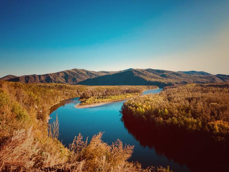 The Hulunbuir Grassland in North China\'s Inner Mongolia autonomous region is an ideal destination to enjoy autumn landscape. It boasts yellow grass and pasture, zigzag river, birches and reeds dancing with breeze. During the most beautiful season for Hulunbuir, the grassland is a hot spot for tourists. (Photo/China Daily)