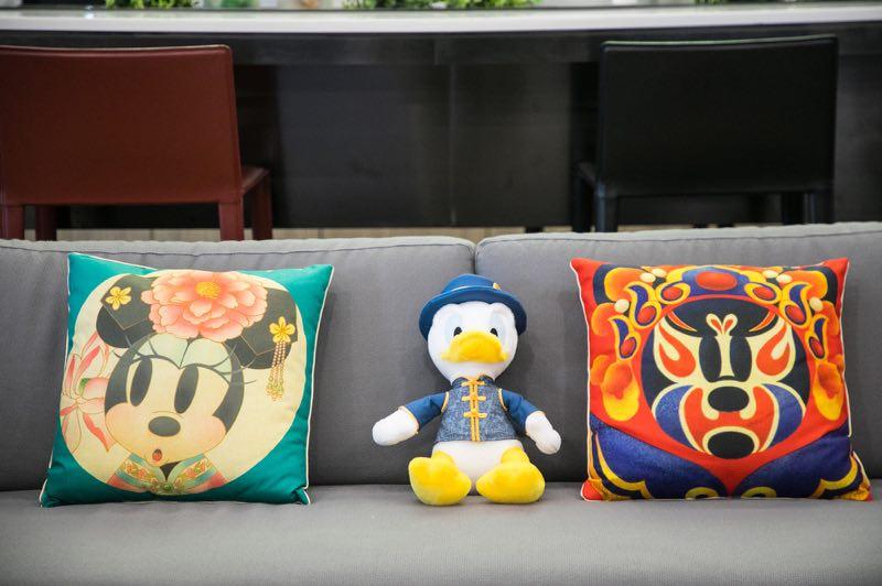 Chinese influences are seen in these Disney items, from left, a Minnie Mouse pillow, Donald Duck stuffed toy and Mickey Mouse pillow. (Photo provided to chinadaily.com.cn)
The Walt Disney Company - one of the world\'s largest licensing business operators - is strengthening its licensed consumer products business in China through further collaboration with local business partners, digitalization and regional expansions.
In its annual showcase event in Shanghai on Tuesday, Kermid Rahman, vice-president and general manager of Marvel and Consumer Products Commercialization, The Walt Disney Company Greater China and Korea, said that Disney licensing has recorded double-digit growth for five consecutive years. Disney-licensed products sold at the rate of 66 pieces per second in the past 12 months. That number was 38 in 2015.
The owner of Disney, Pixar, Marvel and Star Wars has worked with more than 600 licensees in the country. About 85 percent are local companies.
Disney dealers on B2B platforms quadrupled this year and about 40 million Disney-branded products were sold online. The company set up regional offices in Beijing, Shanghai, Guangzhou, Shenzhen and Chengdu last year to stimulate their engagement with local consumers.