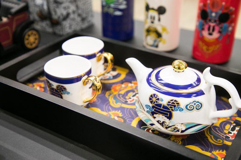 A Mickey Mouse teapot and cups set are stylized with a Chinese design. (Photo provided to chinadaily.com.cn)