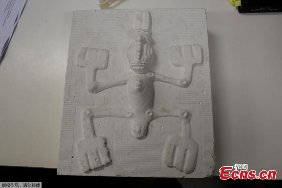 Jorge Lopes, researcher at the Pontifical Catholic University, shows a book with pictures of originals and replicas of some of the artifacts that were inside the National Museum, in Rio de Janeiro, Brazil, Sept. 5, 2018. About 300 pieces of the Brazil\'s National Museum that were scanned and some printed in 3D could help to rebuild part of the heritage lost in the fire this weekend. Since 2000, researchers at the PUC worked together with the museum, scanning and printing some of the most important objects of the institution. (Photo/Agencies)