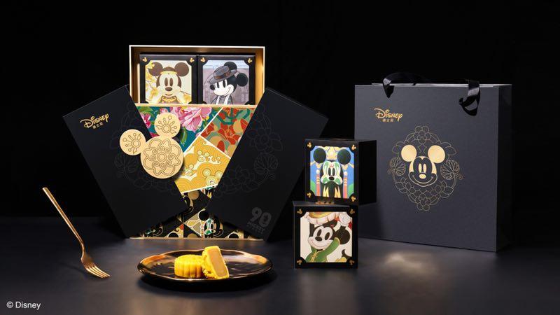Mooncake cases and boxes are decorated with images of Mickey Mouse. (Photo provided to chinadaily.com.cn)