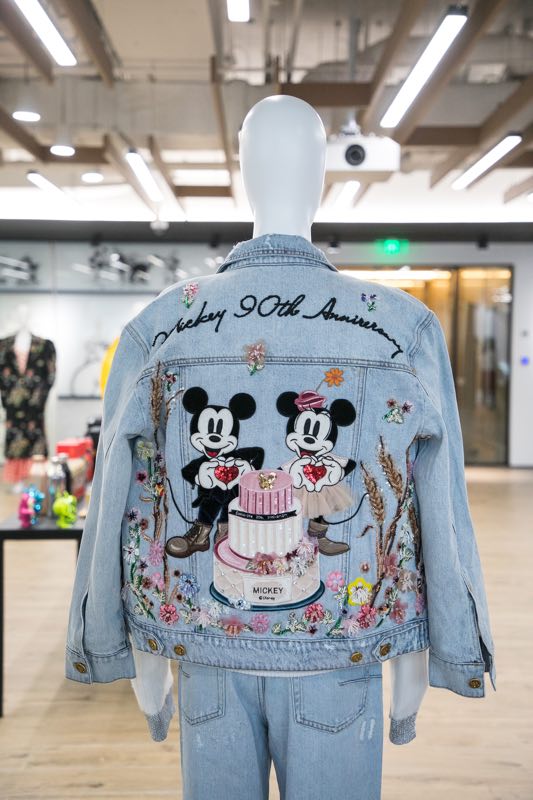 A jean jacket featuring Disney favorites Mickey Mouse and Minnie Mouse celebrates Mickey\'s 90th anniversary. (Photo provided to chinadaily.com.cn)