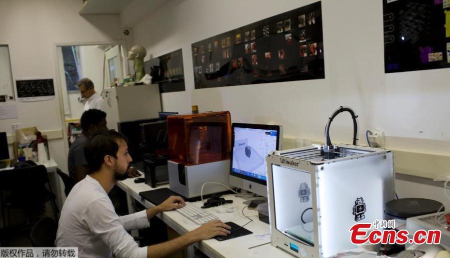 Researchers work in 3D prints at the Pontifical Catholic University in Rio de Janeiro, Brazil, Sept. 5, 2018. About 300 pieces of the Brazil\'s National Museum that were scanned and some printed in 3D could help to rebuild part of the heritage lost in the fire this weekend. Since 2000, researchers at the PUC worked together with the museum, scanning and printing some of the most important objects of the institution. (Photo/Agencies)