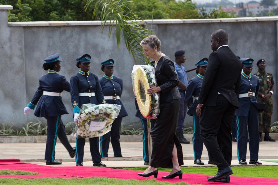 Nane Annan (2nd R, front), widow of former United Nations Secretary-General Kofi Annan, lays a wreath during Annan\'s state funeral in Accra, Ghana, on Sept. 13, 2018. A number of African and world leaders joined Ghanaian President Nana Akufo-Addo here on Thursday to bid farewell to former United Nations Secretary-General Kofi Annan, who passed away in Switzerland on Aug. 18. (Xinhua/Fred Bonsu)