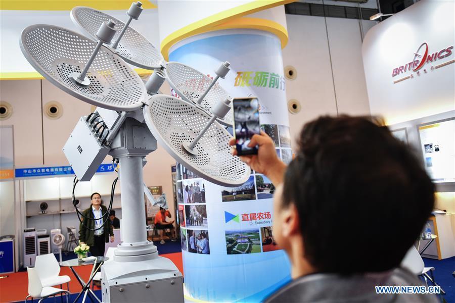 A visitor looks at a meteorological radar at the 15th China-ASEAN Expo in Nanning City, south China\'s Guangxi Zhuang Autonomous Region, Sept. 13, 2018. High-tech exhibits attracted many visitors at the expo. (Xinhua/Li Mangmang)