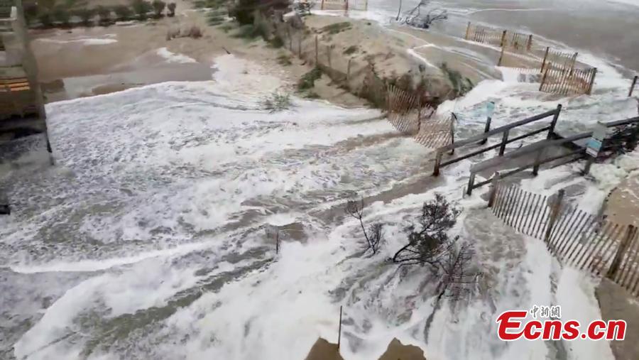 The outer bands of Hurricane Florence drenched the Carolinas on Thursday, flooding roads, gorging rivers and knocking out power in an ominous glimpse of the damage the storm could inflict when it makes landfall on Friday with millions of people in its path. (Photo/Agencies)