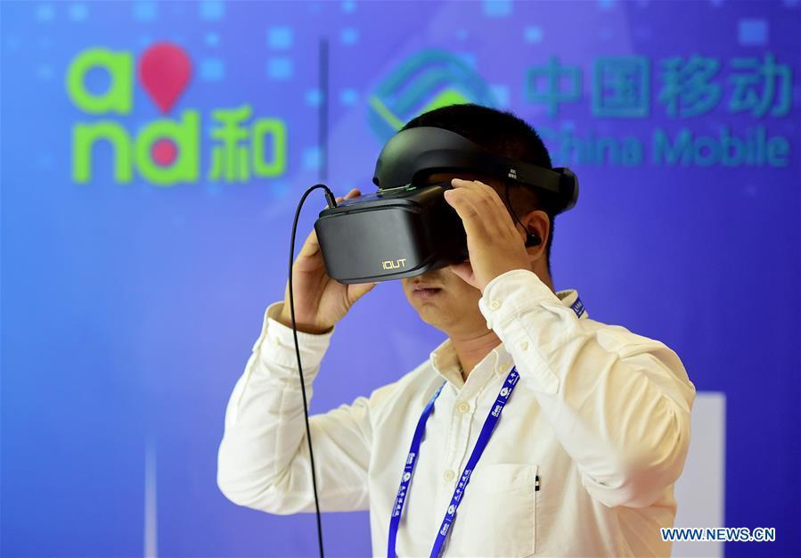 A visitor experiences virtual reality live broadcast at the 15th China-ASEAN Expo in Nanning City, south China\'s Guangxi Zhuang Autonomous Region, Sept. 13, 2018. High-tech exhibits attracted many visitors at the expo. (Xinhua/Zhao Dingzhe)