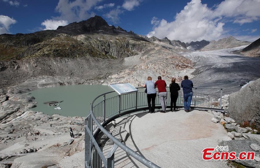 Tourists visit the Rhone Glacier in Furka, Switzerland, September 13, 2018. Glaciologists predict that half of the small glaciers in Switzerland will disappear within the next 25 years.
(Photo/Agencies)