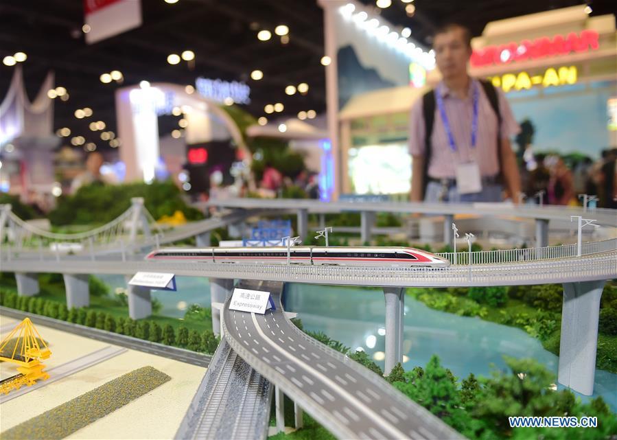 Photo taken on Sept. 13, 2018 shows a model of high-speed railway at the 15th China-ASEAN Expo in Nanning City, south China\'s Guangxi Zhuang Autonomous Region. High-tech exhibits attracted many visitors at the expo. (Xinhua/Zhao Dingzhe)