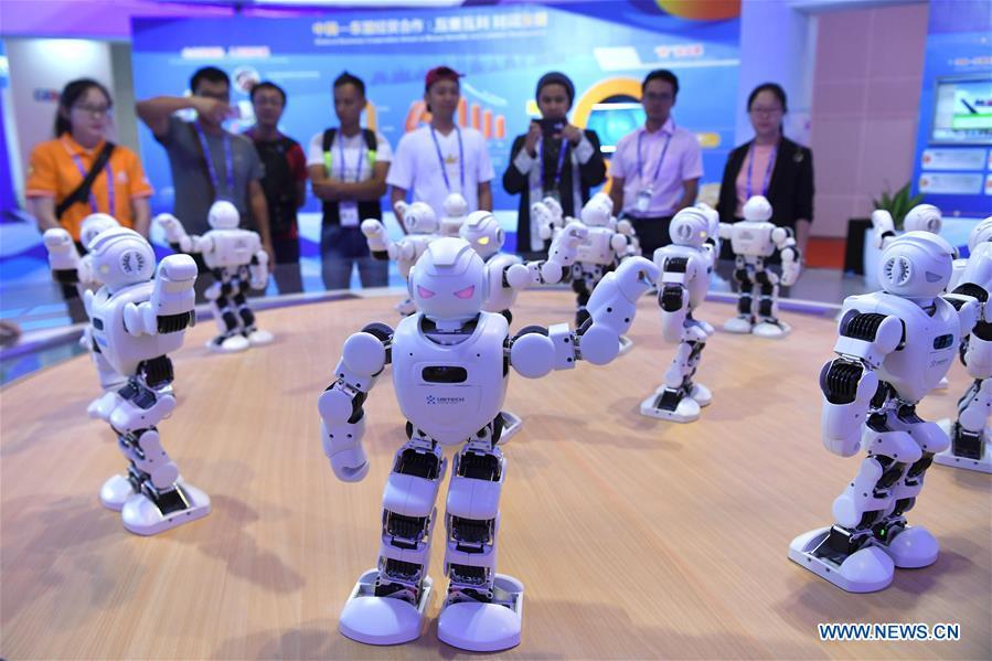 Visitors watch robot dance at the 15th China-ASEAN Expo in Nanning City, south China\'s Guangxi Zhuang Autonomous Region, Sept. 13, 2018. High-tech exhibits attracted many visitors at the expo. (Xinhua/Zhou Hua)