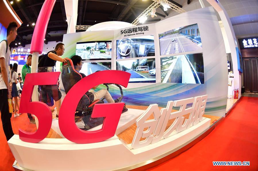 A visitor experiences 5G remote driving at the 15th China-ASEAN Expo in Nanning City, south China\'s Guangxi Zhuang Autonomous Region, Sept. 13, 2018. High-tech exhibits attracted many visitors at the expo. (Xinhua/Huang Xiaobang)