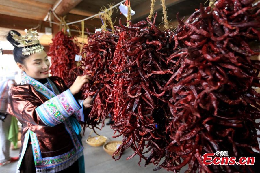 A pepper contest is held at a Miao village in Rongshui Miao Autonomous County, Southwest China’s Guangxi Zhuang Autonomous Region, Sept. 16, 2018. More than 40 Miao women brought their own peppers to participate in the contest to select the best one. Pepper planting has become an important industry for poverty alleviation in the village. (Photo: China News Service/Shi Feng)