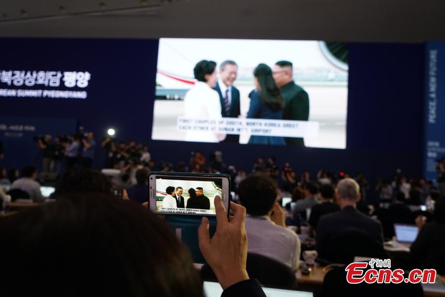 People watch the televised broadcast in Seoul, South Korea, Sept. 18, 2018, of South Korea\'s President Moon Jae-in as he is greeted by the Democratic People\'s Republic of Korea leader Kim Jong Un after arriving in Pyongyang for the inter-Korean summit. (Photo: China News Service/Zeng Ding)