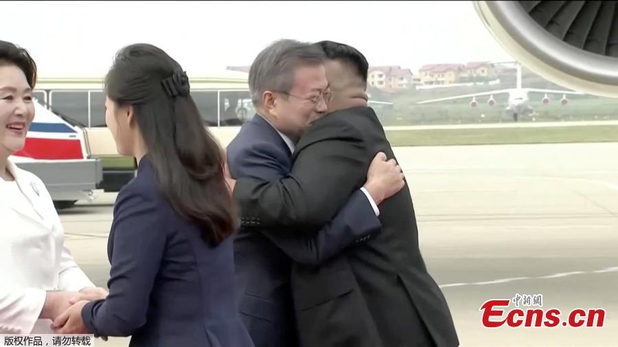 In this image made from video, South Korean President Moon Jae-in, second from right, and his wife Kim Jung-sook, left, are welcomed by the Democratic People\'s Republic of Korea leader Kim Jong Un and his wife Ri Sol Ju upon their arrival in Pyongyang, DPRK, Sept. 18, 2018. Moon landed in Pyongyang for his third summit this year with Kim. (Photo/Agencies)