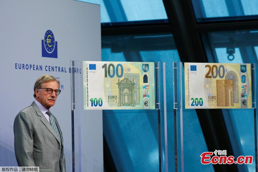 Yves Mersch, member of the Executive Board of the European Central Bank (ECB), presents the new 100- and 200-euro banknotes at the ECB headquarters in Frankfurt, Germany, September 17, 2018.(Photo/Agencies)