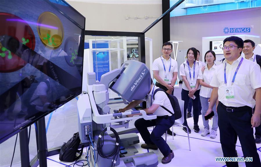 Visitors watch a demonstration of robot surgery system during the World Artificial Intelligence Conference (WAIC) 2018 in Shanghai, east China, Sept. 17, 2018. The three-day conference has attracted experts, scholars and entrepreneurs from nearly 40 countries and regions. More than 200 leading companies in AI participated in the conference and the exhibition. (Xinhua/Fang Zhe)