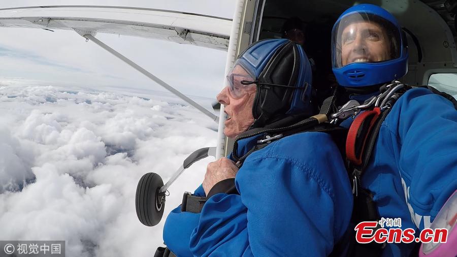 Harry Read, 94, takes to the skies from Old Sarum airfield in Salisbury, Wiltshire, and jumped 10,000ft. The D-Day veteran has completed his first high-level skydive since parachuting into Normandy in 1944. Read did the jump to raise money for the Salvation Army, of which he is a life-long member, to help fund the charity\'s anti-trafficking and modern slavery work in the UK. (Photo/VCG)