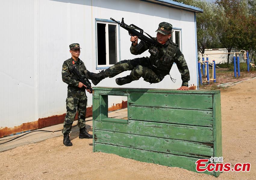 Armed police Kang Lidong and Kang Liming, who are twin brothers, train in Meihekou City, Northeast China’s Jilin Province. The Kang brothers joined the army together and have won a number of awards although they have different personalities and gifts. (Photo: China News Service/Liang Yonggang)