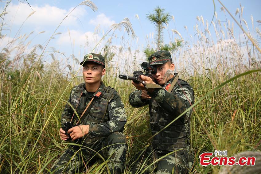 Armed police Kang Lidong and Kang Liming, who are twin brothers, train in Meihekou City, Northeast China’s Jilin Province. The Kang brothers joined the army together and have won a number of awards although they have different personalities and gifts. (Photo: China News Service/Liang Yonggang)