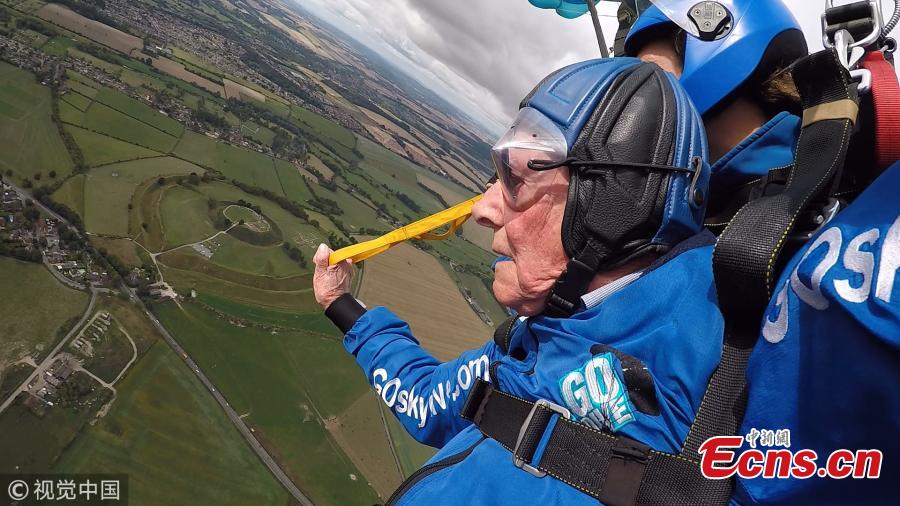 Harry Read, 94, takes to the skies from Old Sarum airfield in Salisbury, Wiltshire, and jumped 10,000ft. The D-Day veteran has completed his first high-level skydive since parachuting into Normandy in 1944. Read did the jump to raise money for the Salvation Army, of which he is a life-long member, to help fund the charity\'s anti-trafficking and modern slavery work in the UK. (Photo/VCG)