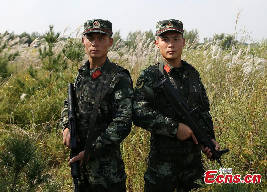 Armed police Kang Lidong and Kang Liming, who are twin brothers, train in Meihekou City, Northeast China’s Jilin Province. The Kang brothers joined the army together and have won a number of awards although they have different personalities and gifts. (Photo: China News Service/Liang Yonggang)