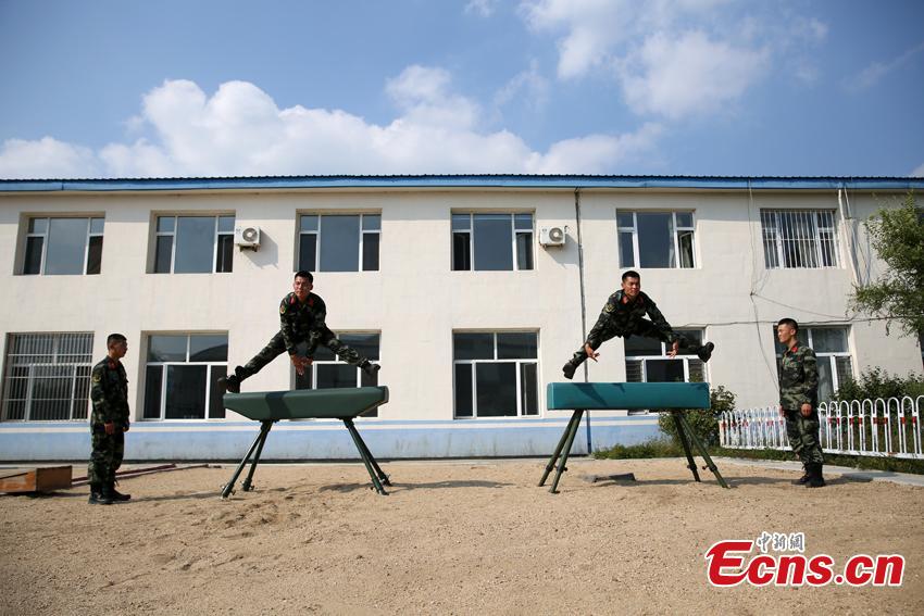 Armed police Kang Lidong and Kang Liming, who are twin brothers, train in Meihekou City, Northeast China’s Jilin Province. The Kang brothers joined the army together and have won a number of awards although they have different personalities and gifts. (Photo: China News Service/Liang Yonggang)