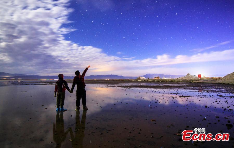 Chaka Lake under a starry sky. “Chaka” means “salt lake” in Tibetan. Chaka Salt Lake is located near Chaka township in Wulan county in the east of the Qaidam Basin of Northwest China’s Qinghai Province. By day, the azure sky and floating clouds as well as mountains in the distance are reflected in the lake, creating a mirror of the sky in China. A starry night-themed photography festival, organized by the China News Service and the China Media Culture Promotion Association as well as other organizations, took place in the Chaka Lake scenic area. The lake area has been announced by a committee as the best venue in the country to take photos of the night sky. (Photo: China News Service/Dai Jianfeng)