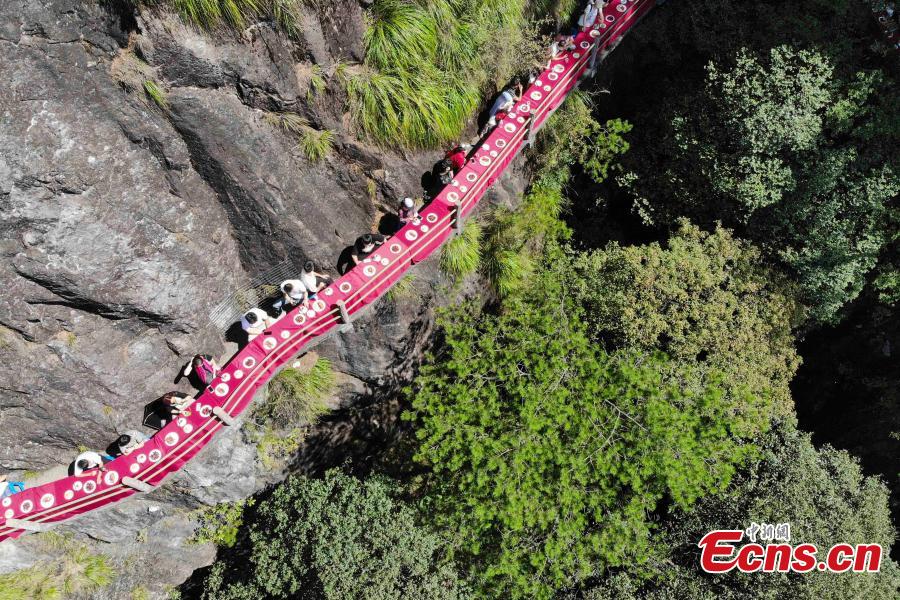A view of a restaurant built on a cliff at Longquan Mountain in Zhejiang Province, Sept. 19, 2018. Over 100 tourists became the first customers of the newly opened restaurant and had food on suspended plank roads while enjoying the great view of the mountain. Longquan is the highest peak in the Yangtze River Delta. (Photo: China News Service/Yang Chen)