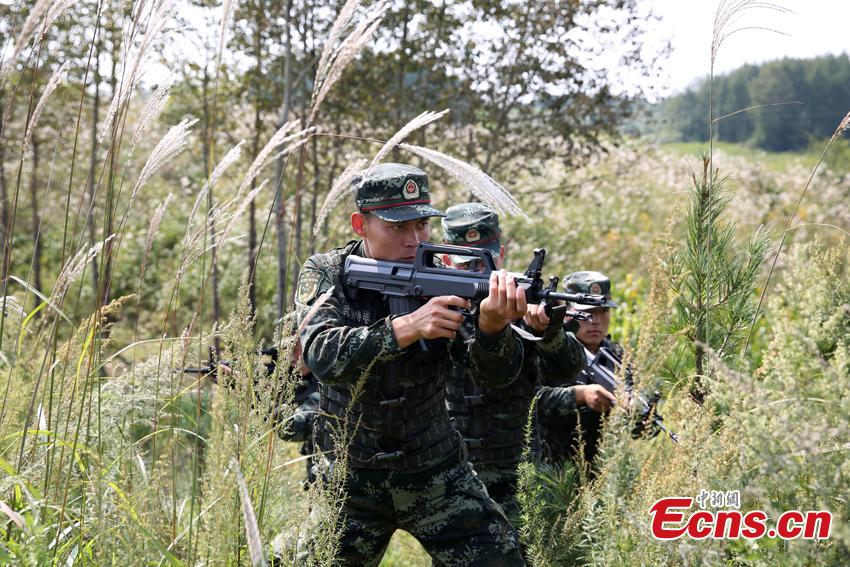 Armed police Kang Lidong and Kang Liming, who are twin brothers, train in Meihekou City, Northeast China’s Jilin Province. The Kang brothers joined the army together and have won a number of awards although they have different personalities and gifts. (Photo: China News Service/Liang Yonggang)