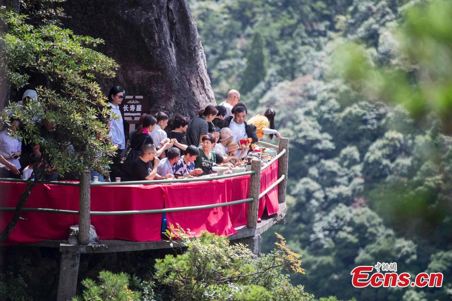 A view of a restaurant built on a cliff at Longquan Mountain in Zhejiang Province, Sept. 19, 2018. Over 100 tourists became the first customers of the newly opened restaurant and had food on suspended plank roads while enjoying the great view of the mountain. Longquan is the highest peak in the Yangtze River Delta. (Photo: China News Service/Yang Chen)