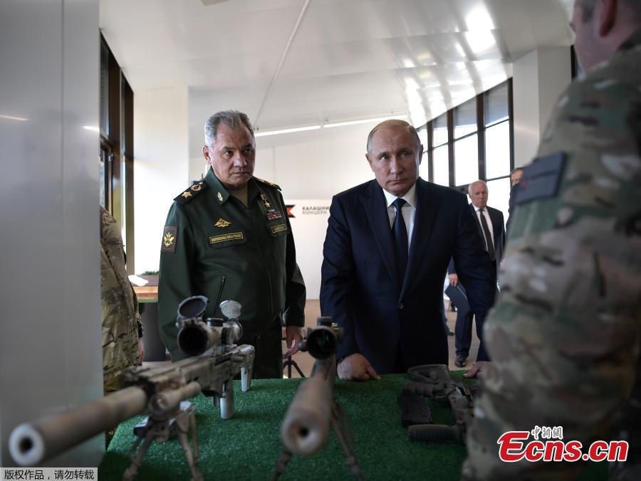 Russian President Vladimir Putin, right, and Russian Defense Minister Sergei Shoigu look at sniper rifles during a visit to the Patriot military exhibition center outside Moscow, Russia, Sept. 19, 2018. Putin chaired a meeting that focused on new arms programs. (Photo/Agencies)