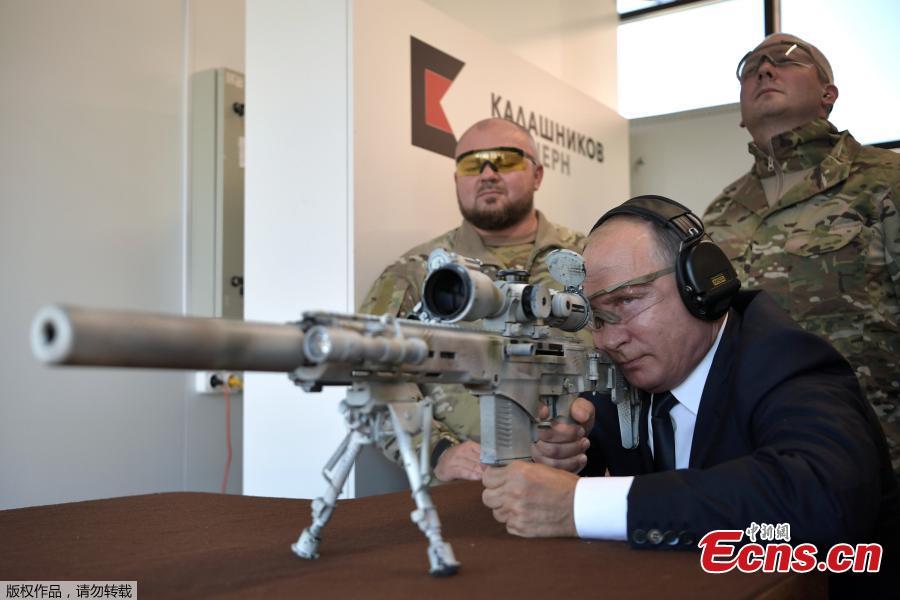 Russian President Vladimir Putin aims a sniper rifle during a visit to the Patriot military exhibition center outside Moscow, Russia, Sept. 19, 2018. Putin chaired a meeting that focused on new arms programs. (Photo/Agencies)