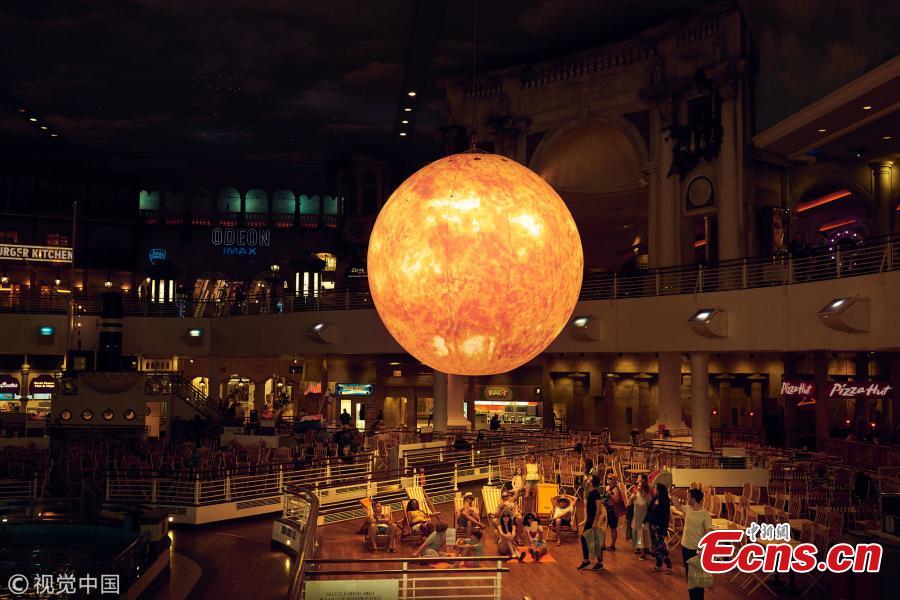 A giant artificial sun is being installed at the intu Trafford Centre shopping mall in Manchester to celebrate the second hottest summer in the UK. The glowing, bright orange sphere took 12 weeks to build, has a 15-metre circumference and shines as brightly as 12,000 lightbulbs. (Photo/VCG)