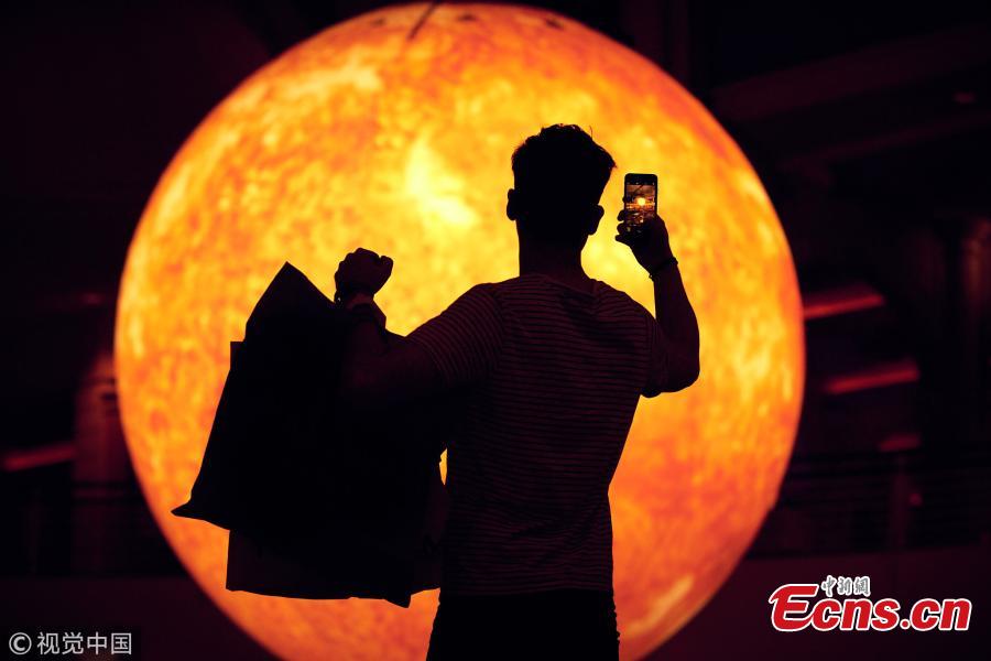 A giant artificial sun is being installed at the intu Trafford Centre shopping mall in Manchester to celebrate the second hottest summer in the UK. The glowing, bright orange sphere took 12 weeks to build, has a 15-metre circumference and shines as brightly as 12,000 lightbulbs. (Photo/VCG)