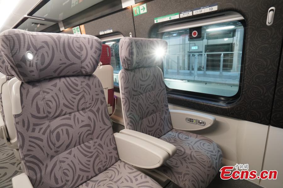 A view of a compartment for first-class seats in the high-speed train used for the Guangzhou-Shenzhen-Hong Kong Express Rail Link, Sept. 23, 2018. The first-class seats feature soft lighting, seats in different colors, as well as rose patterns on the floor. (Photo: China News Service/Zhang Wei)